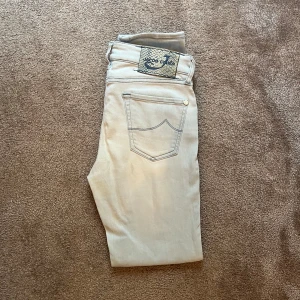 Ljusblå Jacob Cohen jeans - Säljer ett par ljusblå jeans från Jacob. Jeansen är i väldigt bra skick. De är i storlek 27/30
