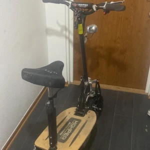 Elscooter - Den är i väldigt bra skick,bara använd ett par gånger. Den går max 45 km/h och är extremt skön att köra och stabil. Den är fantastisk att köra på till exempel sommaren när de är varmt och man måste ta sig någonstans,men inte har bil. Bakdäcket behövs lagas lite bara för den inte har använts på länge,men de kostar max 300 att laga.