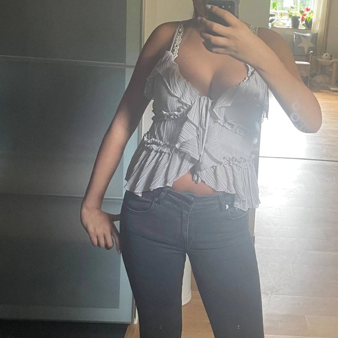 Ljusgrå volangig topp med knyt