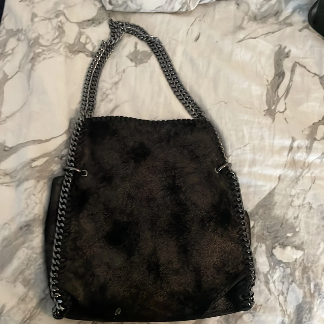 Svart axelväska med kedjedetaljer