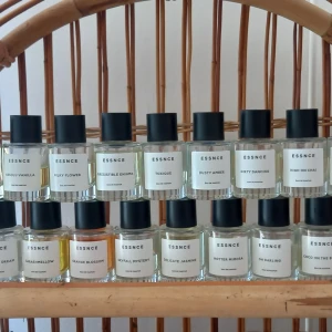 Essencesplit❣️ - Splittar mina Essnceparfymer i glasdekanter. Se listor bland bilderna vilka som finns.✨️Obs✨️Säljer ej hela flaskan..3 ml- 35 kr, 5 ml-55 kr. Skriv vilka du önskar så lägger jag upp som ett paket i ny annons 