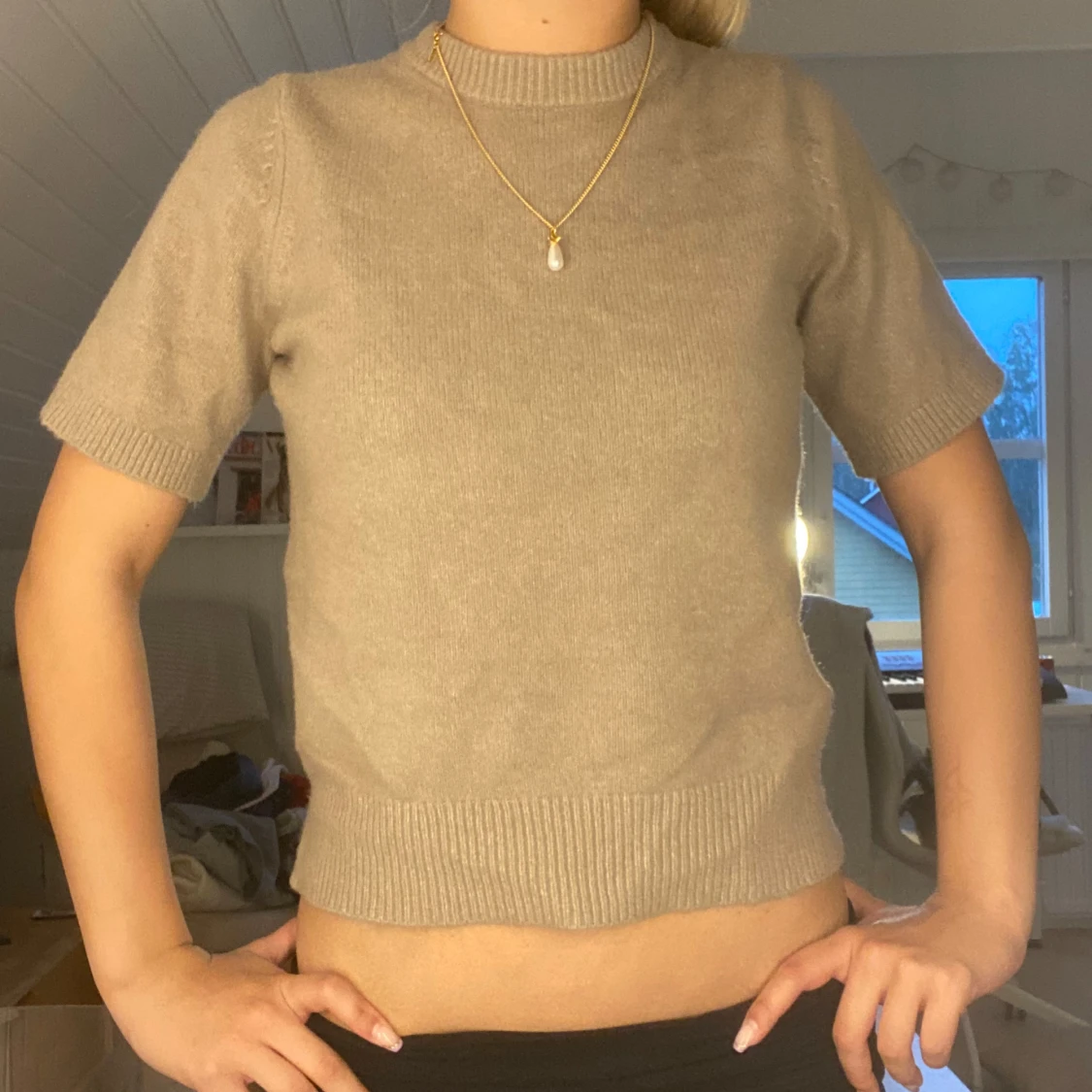 Beige stickad kortärmad tröja