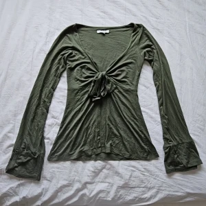 Design by si topp - En otroligt fin topp från design by si, maddy blouse i millitärgrönt! Storlek XS/S. Helt ny, aldrig använd. Enkel att stylea, passar till allt eftersom att den går att både klä upp och klä ned! 💞