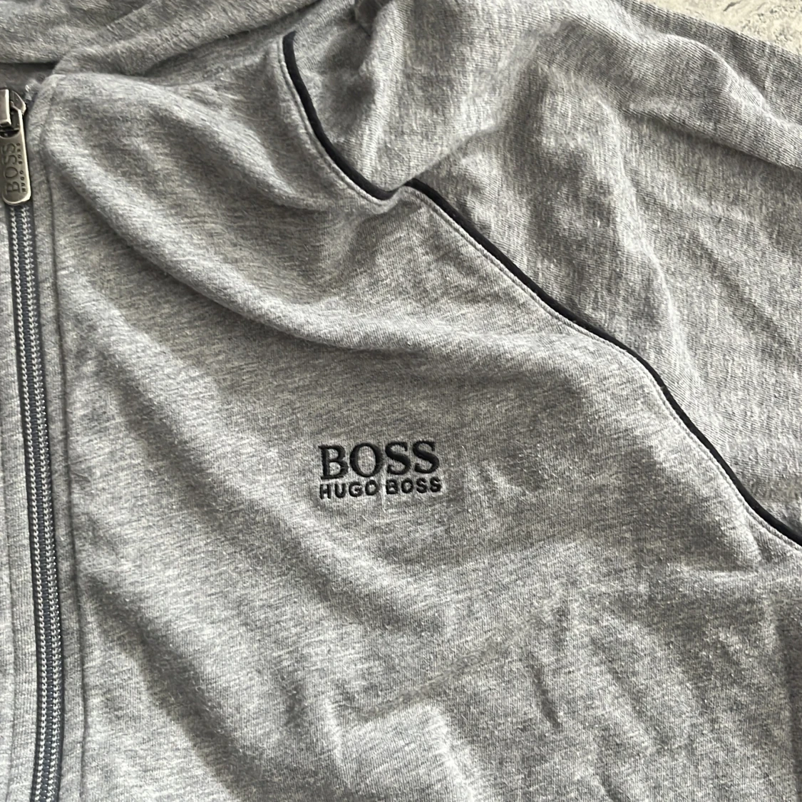 Grå hoodie från Hugo Boss med dragkedja - 4