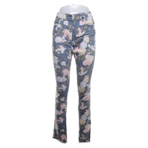 Blommiga jeans 🌺 - Snygga blå  jeans från H&M med blommigt mönster i pastellfärger. Använda men i bra skick. 