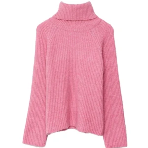 Rosa ribbad polotröja  - Supermysig rosa polotröja med ribbad struktur och lång ärm. Tröjan har en hög krage och är stickad.