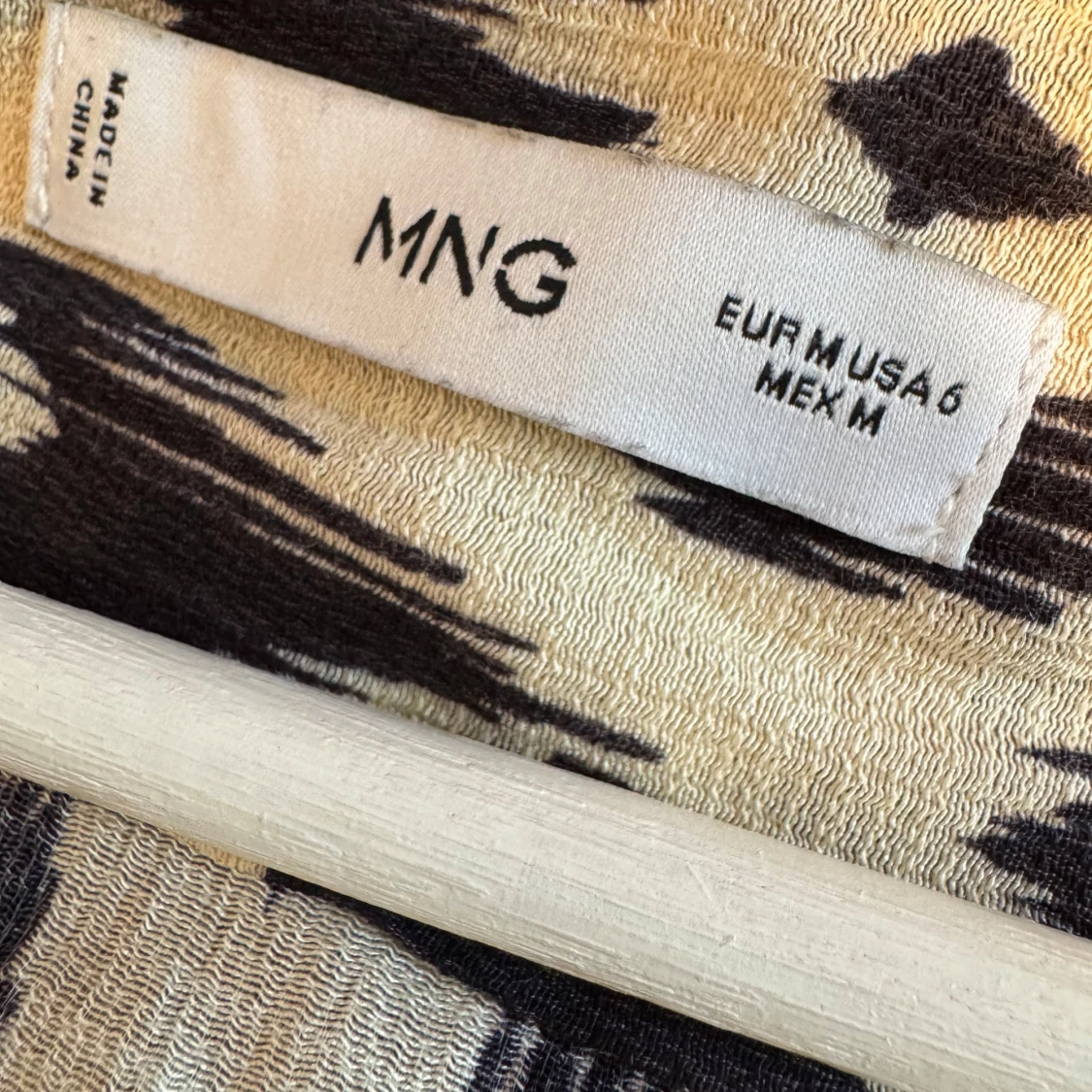 Mönstrad omlottblus från MNG - 2