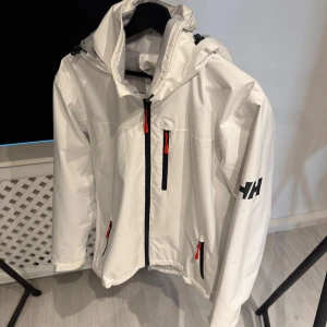 Helly Hansen Jacka - Vit Helly Hansen jacka i nyskick, hör av er vid funderingar eller eventuellt fler bilder 