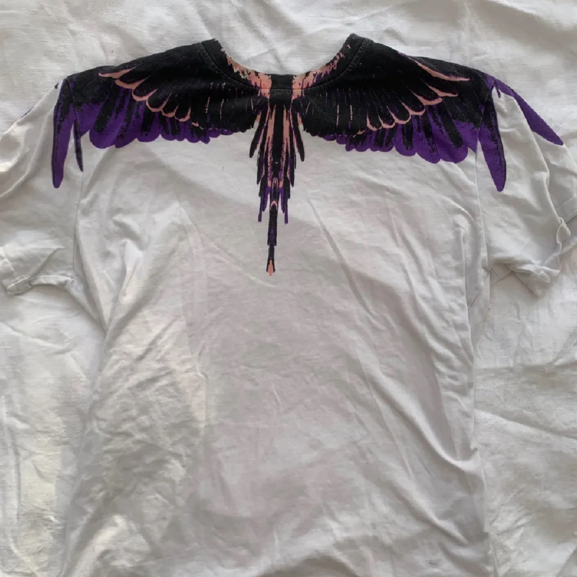 Vit Marcelo burlon t-shirt med lila och svart vingmönster