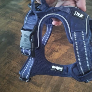 Hundsele  - Feel Active hundsele Bröst 56-69/22-27in. Använd fåtal gånger och är i riktigt bra skick. Marinblå 