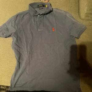 Blå pikétröja Polo Ralph Lauren S - Snygg blå pikétröja från Polo Ralph Lauren i custom slim fit. Riktig fin till sommaren stil ren till et fantastiskt pris aldrig använd Max en gång är endast skrynklig 