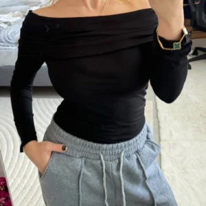 Svart off shoulder-tröja - Svart off shoulder-tröja i storlek S. Snygg och bekväm, passar både till vardag och fest. Fint skick, använd få gånger. Hör gärna av er om ni har några frågor! 💓