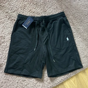 Ralph Lauren shorts - Säljer nu mina RL shorts då dom var för store det står m men sitter som l, dom är helt oanvända och perfekt skick