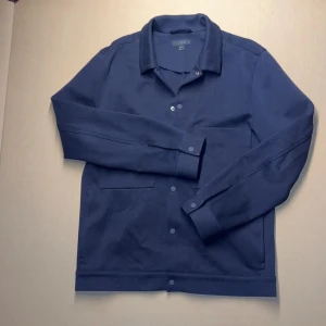 Cos Overshirt - Fin marinblå Cos overshirt i använt skick. Storlek S, sitter som en M. Perfekt plagg under jackan eller själv sen till våren. Pris inte hugget i sten