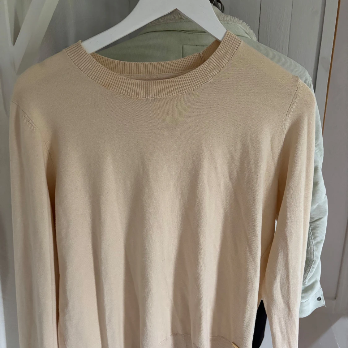 Beige stickad tröja från Holly & Whyte - 1