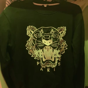 Kenzo tröja - Säljer nu en svart sweatshirt från märket kenzo. Sitter finfint och inga direkta skador på tröjan