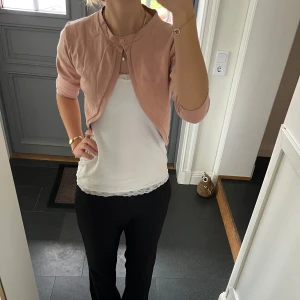 Rosa bolero - Rosa stickad trekvartsärmad bolero från Casablanca i storlek M, passar även S. Fint skick. 