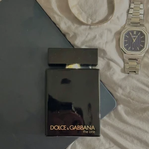 Dolce & Gabbana The One For Men Intense Eau de Parfum 100 ml - En lyxig herrparfym från Dolce & Gabbana, The One For Men Intense, 100 ml Eau de Parfum. Flaskan är fylld till 90%. Perfekt för dig som gillar eleganta och maskulina dofter.