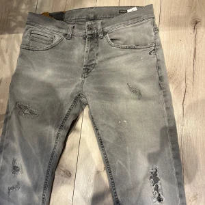 Dondup George jeans - Hej, säljer nu marknadens mest eftertraktade jeans. Size 31. Gråa jeans med slitningar, vilket är perfekt till sommaren. Mycket sällsynta samt eftertraktade. Väldigt bra skick. Väldigt bra skick. Använda väldigt sällan. Kontakta mig privat för fler bilder eller eventuella frågor.    Mvh OneFit 