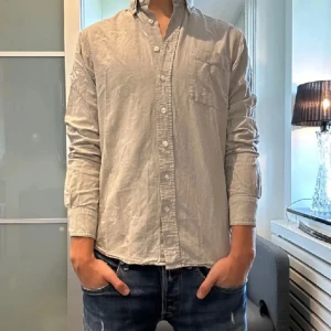 Skjorta st S - Säljer en ljusgrå långärmad skjorta från Dressman.  Ny pris 599kr mitt pris 199. Passar perfekt nu till våren/sommaren. Bara att höra av sig vid fler frågor eller funderingar😄🌟
