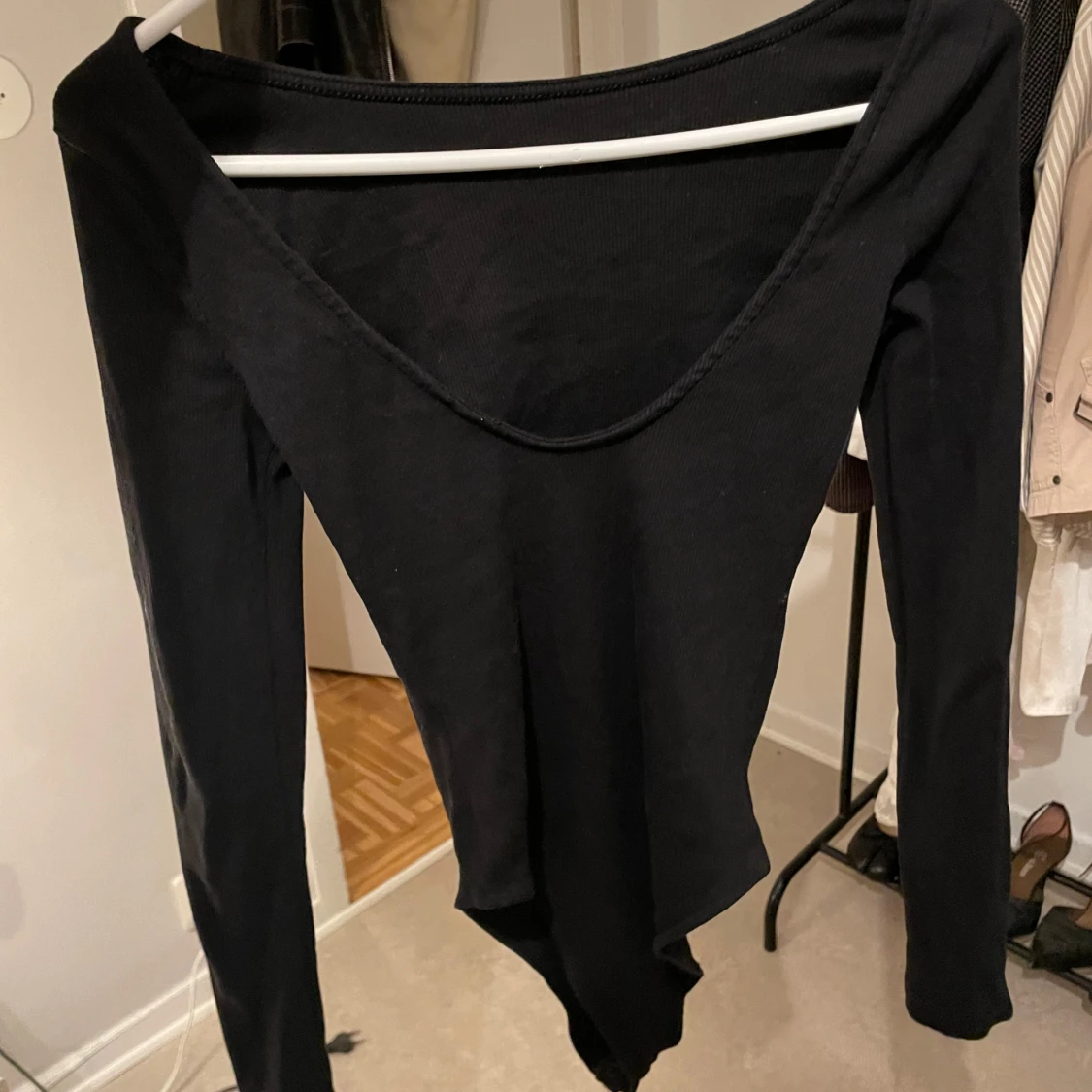 Svart långärmad body med v-ringning - 1