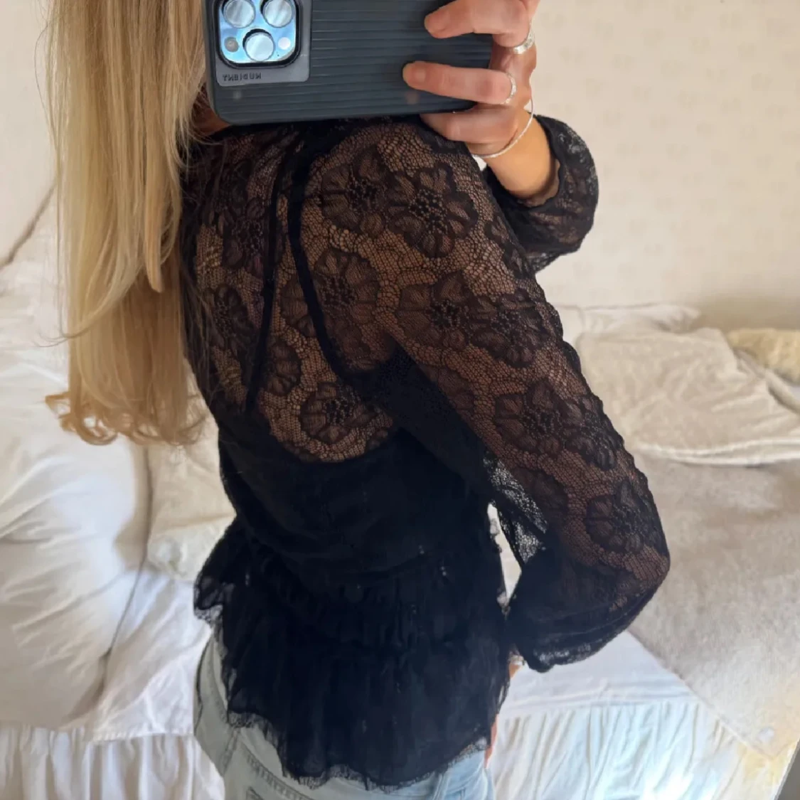 Svart spetsblus med volang - 2