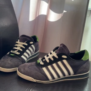 Dsquared skor - Säljer ett par Dsquared skor i storlek 43 köpta på NK för många år sedan har ej kvitto, perfekt till uppkläda tillfällen fester eller vardaglig te.x i skolan. Skriv vid flera frågor eller funderingar 