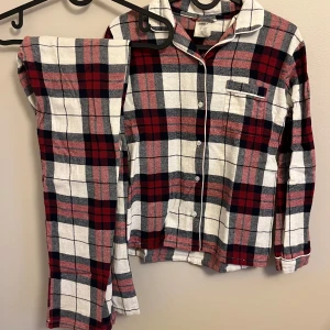 Rutig pyjamas barn - Rutig pyjamas i storlek 146/ 152 från Lindex. Långärmad tröja och byxor.