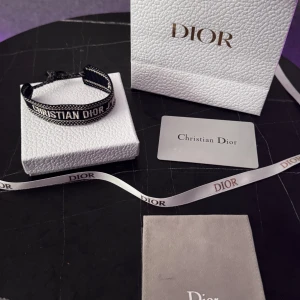 Dior armband - Säljer ett nytt sommararmband från Dior och är i helt nytt skick och såklart äkta.