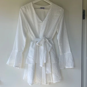 Vit klänning  - Jättefin klänningen pefekt till student eller skolavslutning!