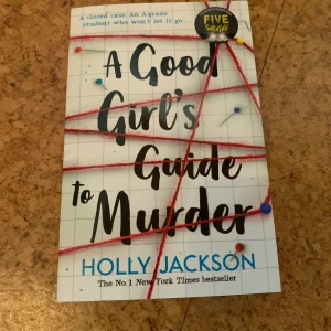 A Good Girl's Guide to Murder - Spännande deckare på engelska, skriven av Holly Jackson. Omslaget har ett rutmönster med röd tråd och svarta och blå bokstäver. Perfekt för dig som gillar mysterier och true crime.