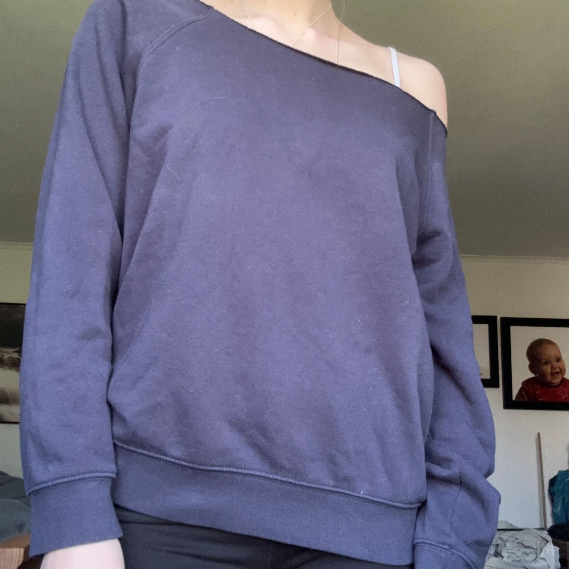 Mörkblå offshoulder sweatshirt - 1