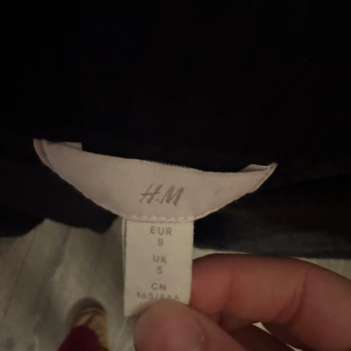 Svart stickad v-ringad tröja från H&M - 1