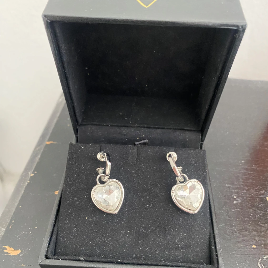 Silverfärgade hjärtformade örhängen med kristall - 1