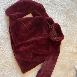 Vinröd ONLY jacka - Faux pälsjacka från ONLY med mjuk o fluffig känsla, väldigt sparsamt använd💕