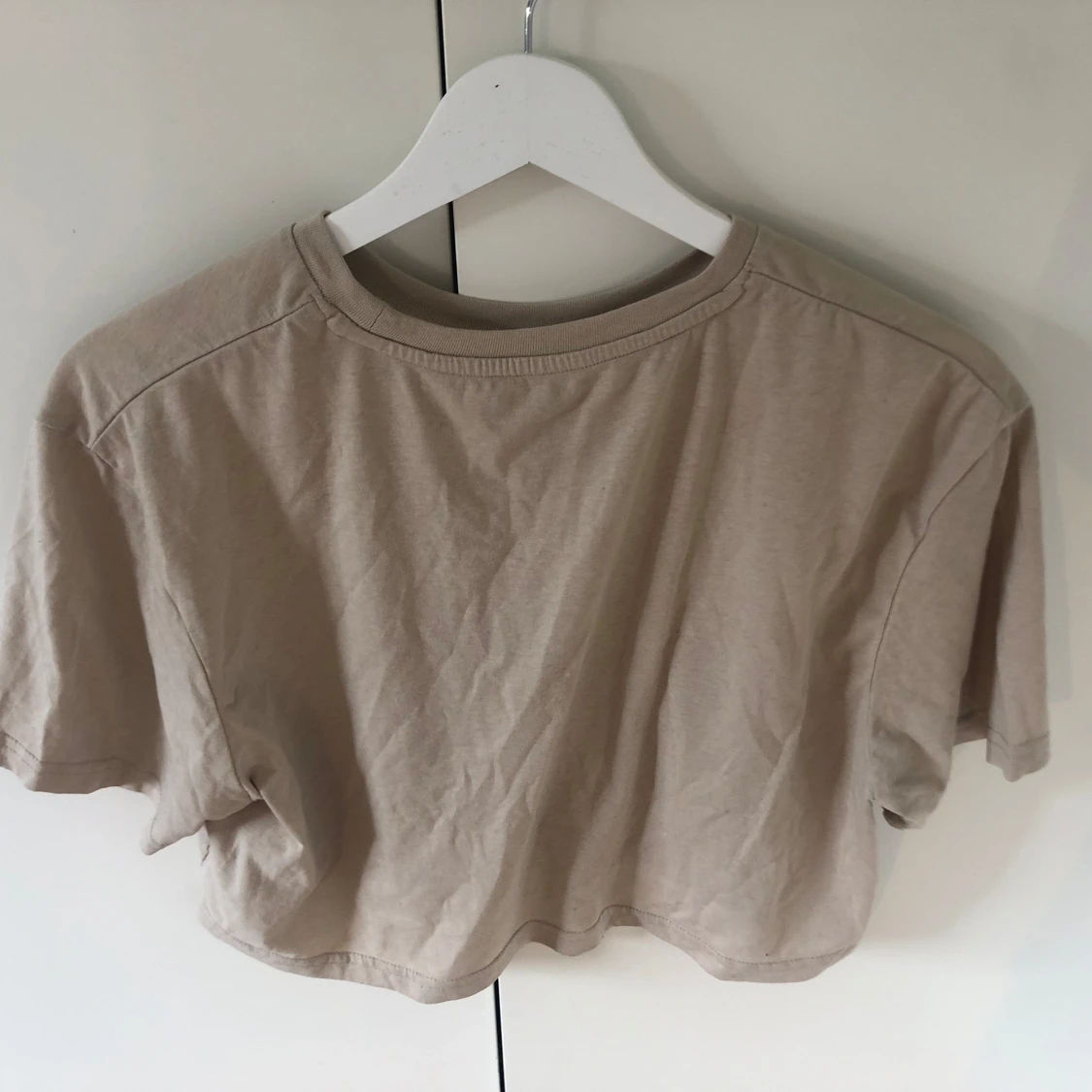 Beige croppad t-shirt - 1