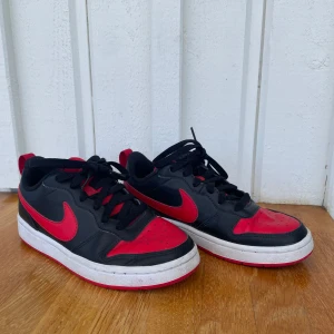 Nike sneakers svart/röd - Säljer ett par Nike sneakers i svart och rött med vit sula. Storlek 35,5. Knappt använda❤️🖤