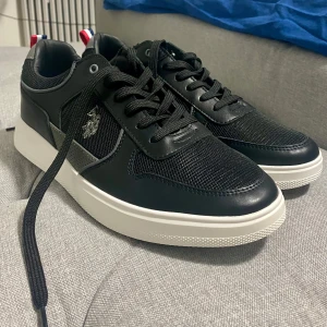 U.S POLO ASSN svarta skor - Helt nya utan kartongen, har aldrig använt dem, priset går att diskutera 