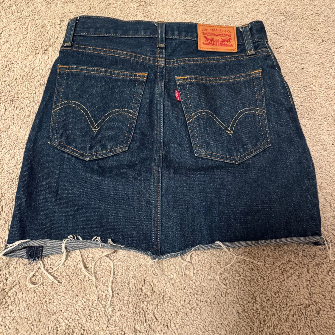 Mörkblå jeanskjol från Levi's - 1