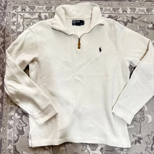 Ralph Lauren Half Zip - Ralph Lauren half zip, i bra skick men har en fläck som knappt syns 🤍