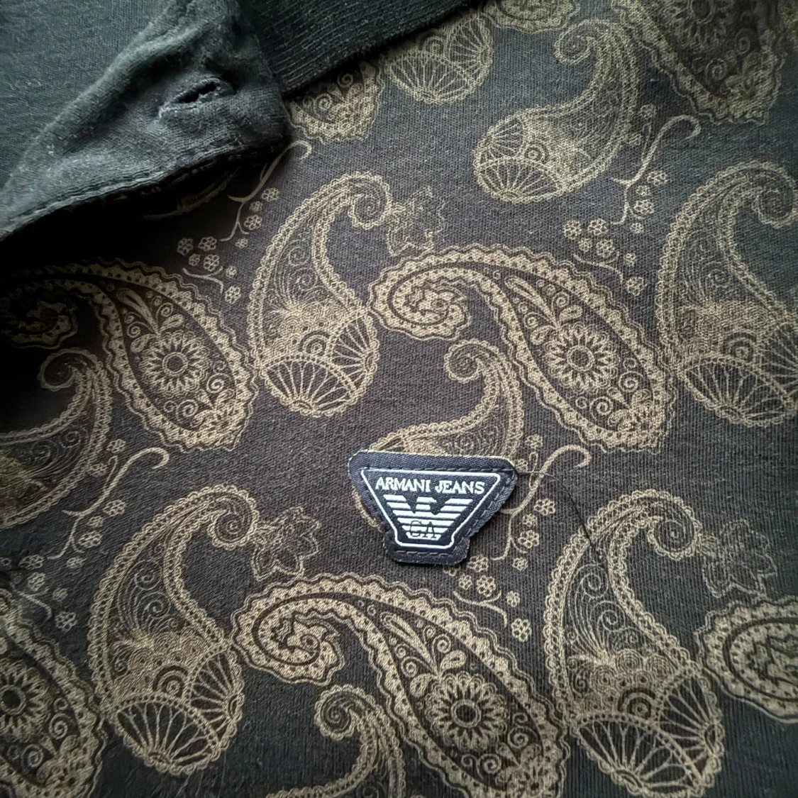 Svart paisleymönstrad pikétröja från Armani Jeans - 2