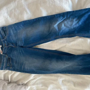 Lågmidjade bootcut jeans - Säljer ett par jättesnygga lågmidjade bootcut jeans eftersom att de inte kommer till användning! Skriv privat för fler bilder eller mått.💕inga defekter förutom lite slitningar längs ner vid fötterna men inget som man tänker på.