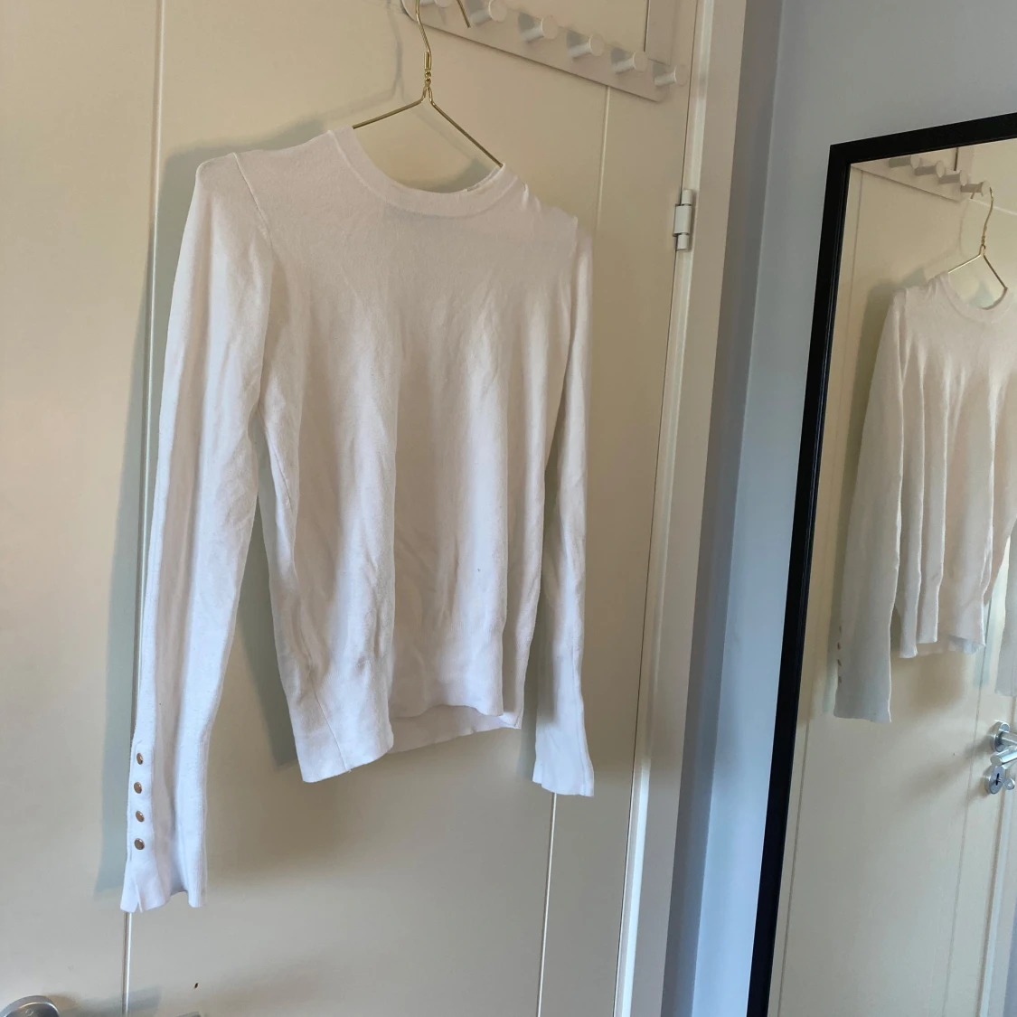 Vit långärmad tröja med knappar - 2