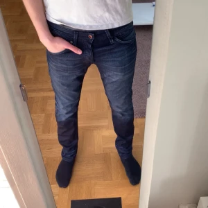 Mörkblå jeans - Ett par mörkblå jeans från Jack and Jones premium i mycket bra skick.