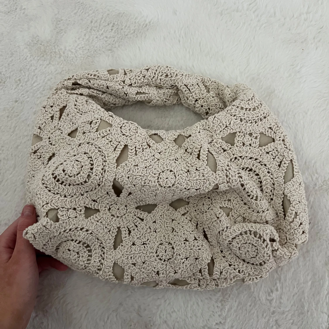 Beige virkad axelväska - 2