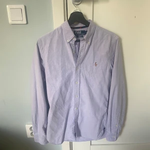 Ljuslila skjorta från Polo Ralph Lauren - Klassisk ljus blå skjorta från polo Ralph Lauren. Passar perfekt till sommaren. Bara använd några gånger 👍