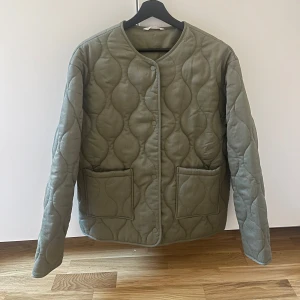 Olivgrön quiltad jacka - Säljer en olivgrön/kahki quiltad jacka. Passar mig som är en S.