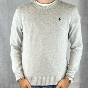 Ralph lauren sweatshirt  - Otroligt snygg sweatshirt från Ralph lauren i prima skick! Modellen på bilden är 183 och bär storlek S. Skriv gärna vid frågor eller funderingar🙌🤝