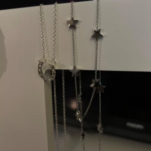 Två halsband  - Säljer dessa två halsband. Första är ett halsband med en hästsko och andra halsbandet är ett halsband från Edblad!❤️Kan köpas separat.