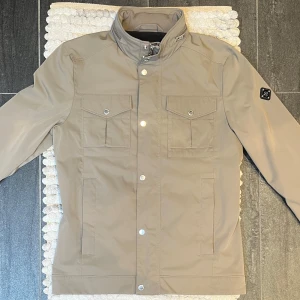 J.Lindeberg Bailey Poly Field Jacket  - Snygga jacka från J.Lindeberg || Storlek: M || Eftertraktade Bailey Poly modellen || Aldrig använd, som ny 